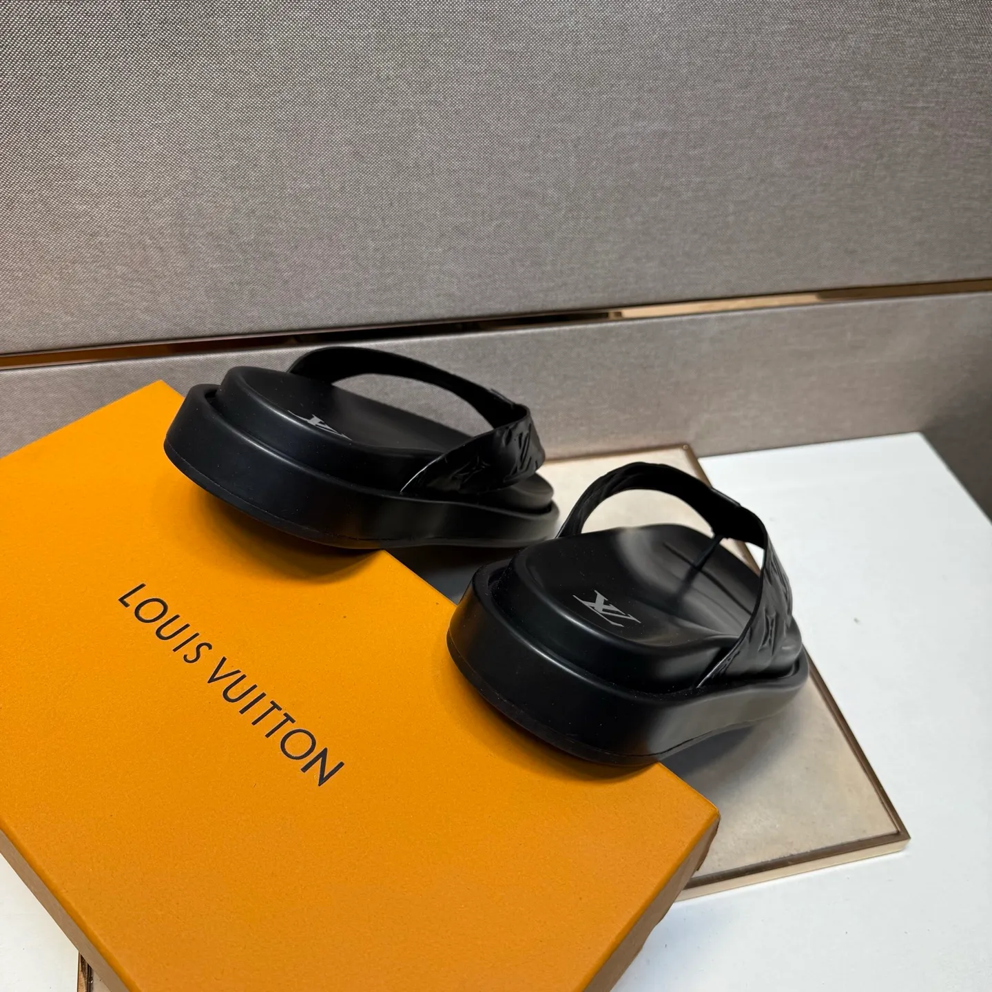 ⬛️Men's shoes 💰p400 [LV～] Men's casual slippers 2025z cabinet sales simultaneously 🔶Size: 39-44#️⃣ 🔷4 colors🔜The upper is made of cowhide stitching➕Genuine leather lining, comfortable and breathable, sole: original comfortable and wear-resistant outsole, ⚠️Real 📱Photographed🎬The real thing is better📢📢📢